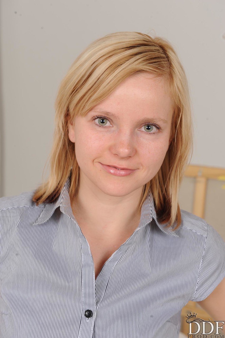 Подросток Люсия Раздевается В Одиночку, Чтобы Показать Сексуальную Задницу И Сиськи