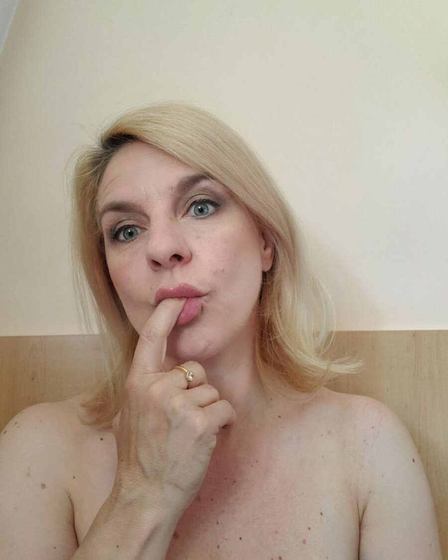 جميلة ناضجة هاوية ميلف تُظهر منحنياتها الساخنة أثناء شرب قهوة الصباح