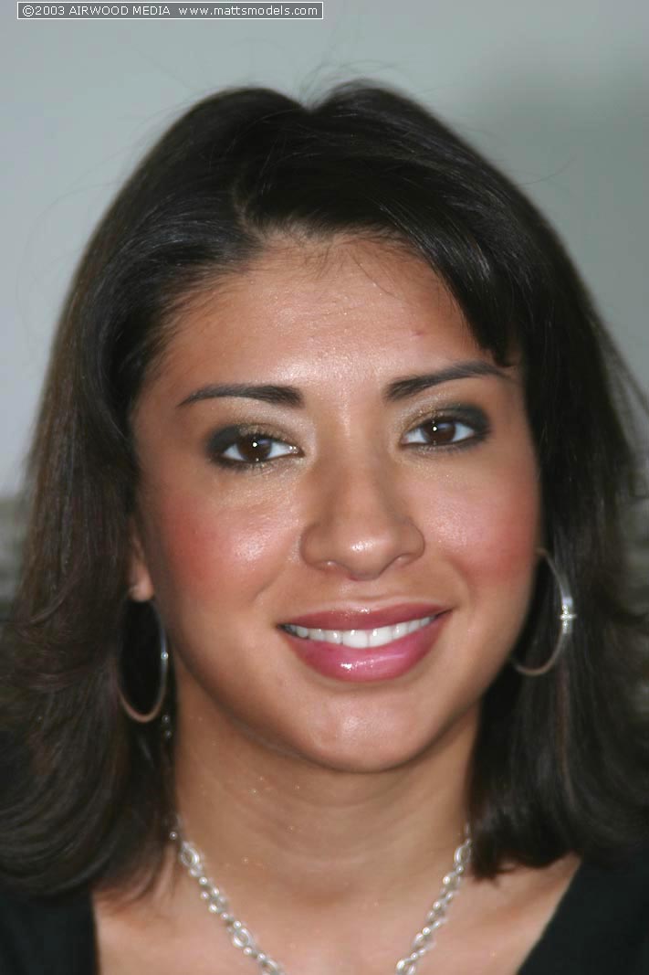 एमेच्योर जेलिन थोंग में टाइट चूतड़ दिखाती है फिर चिकनी चूत उजागर करती है