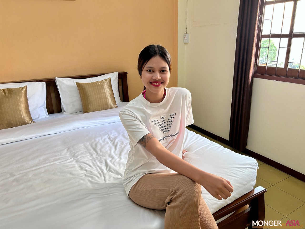 فتاة محشوة بالوشم تظهر أوراكها الكبيرة والشفرة المقطوعة في رقصة تعري ساخنة