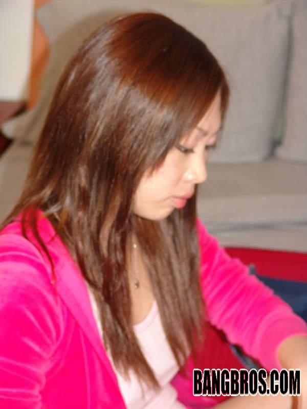 أول بي بي سي يخترق كس اليابانية الحلو ميو الضيق