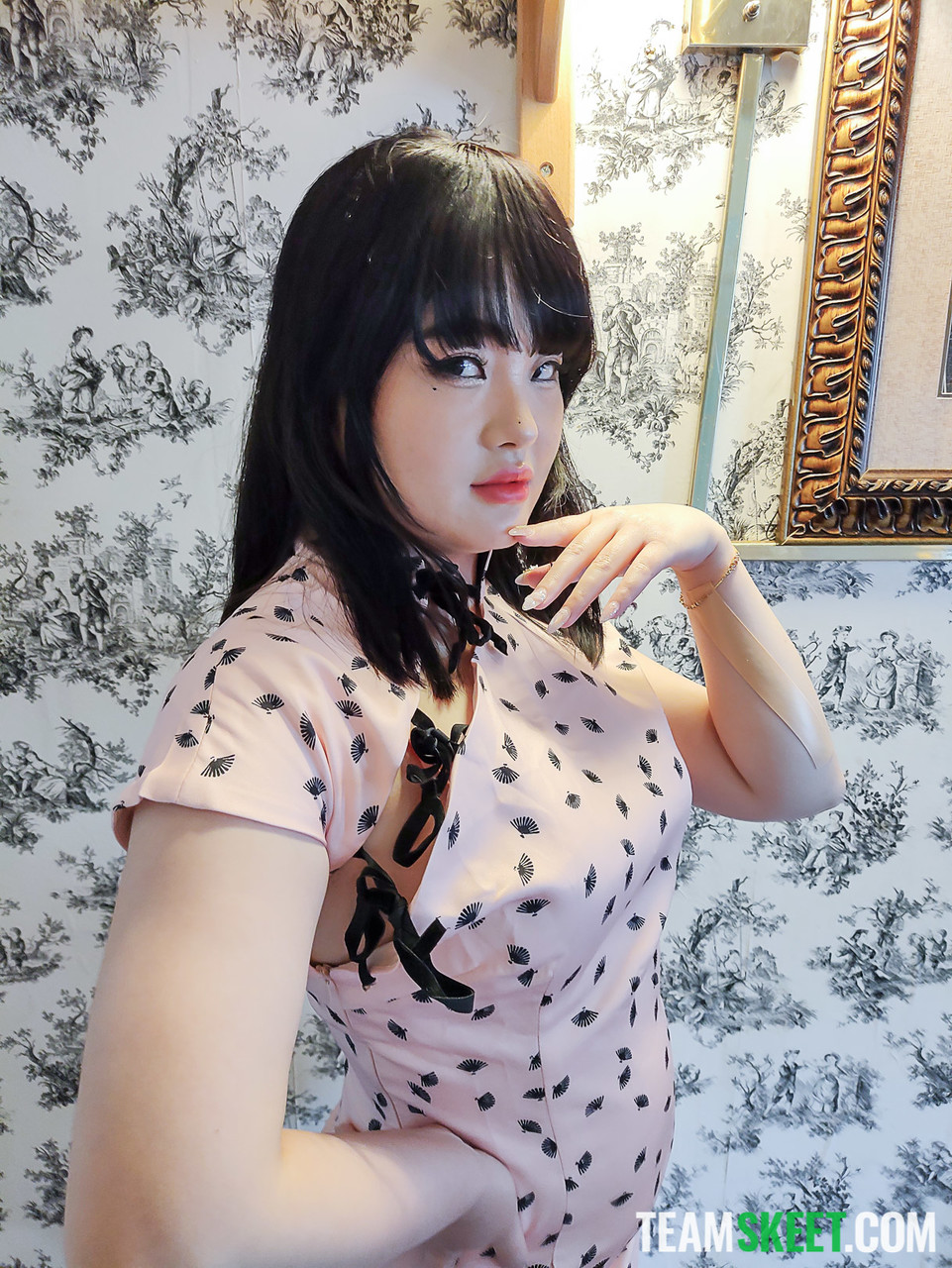 亞洲素人Jooni Kim揉弄陰部然後從後面接受堅挺肉棒