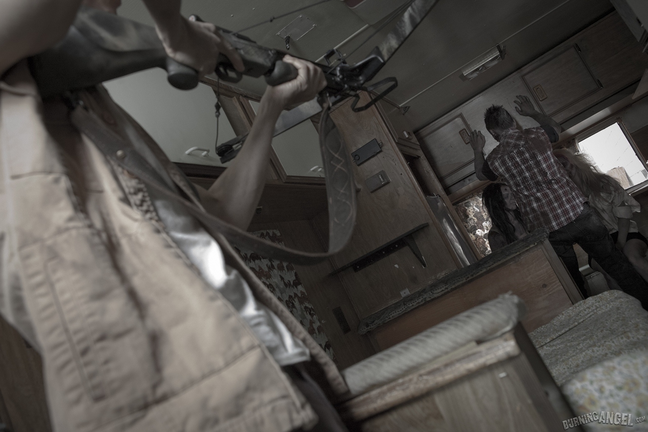 Duas Garotas Punk Com Maquiagem Assustadora Se Beijando Com Língua Depois De Um Sexo A Três Selvagem Paródia