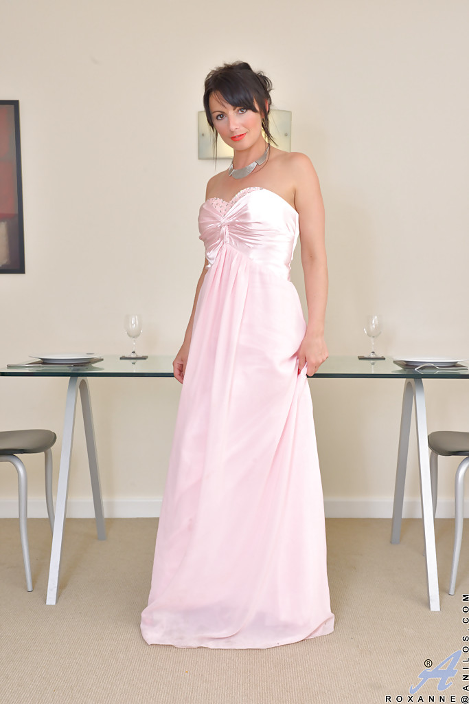 Milf Roxanne Zeigt Ihre Straffe Arsch In Sexy High Heels