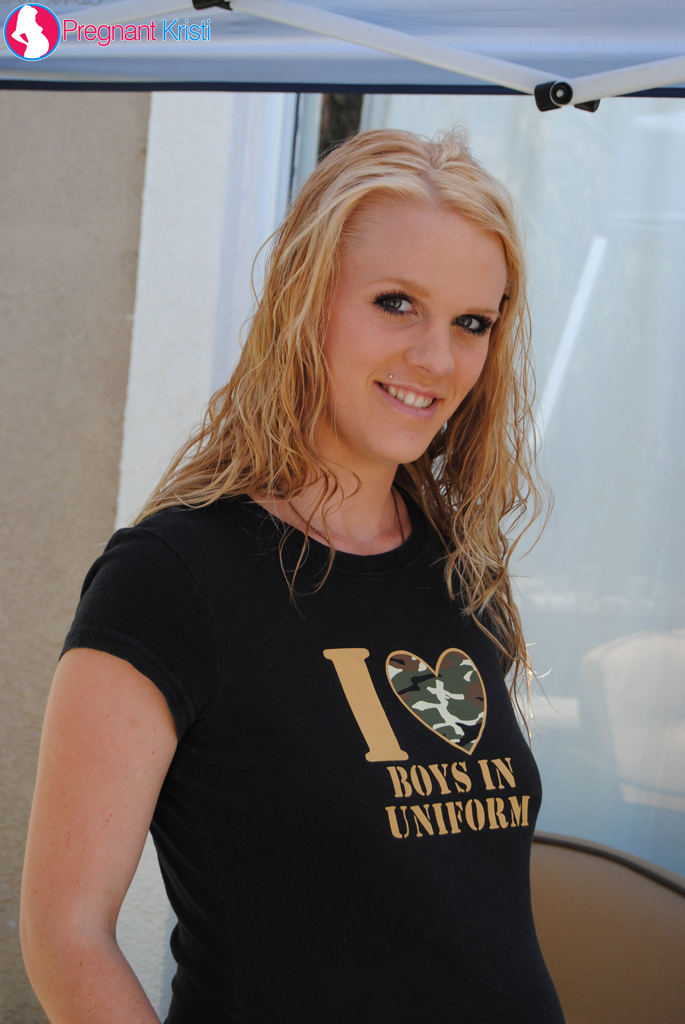 克里斯蒂穿着人字拖炫耀隆起的肚子和挺拔的乳房