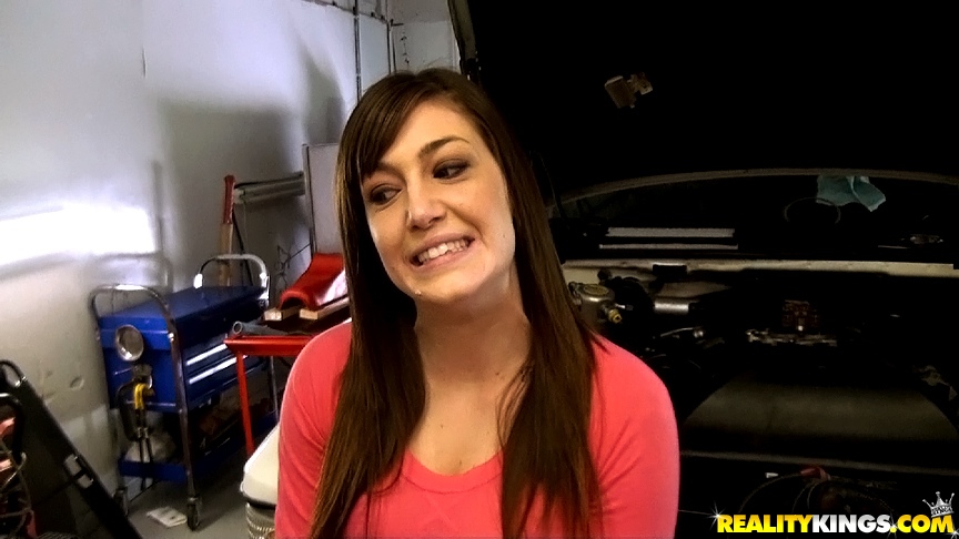 تيا موناي، الفاتنة ذات الشعر الأسود الطويل، تُظهر ثديين رائعين وكسًا أصلع