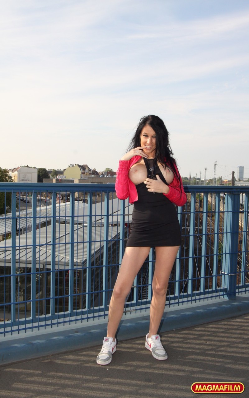 タトゥーのメリ・デラックスと彼女の男が重機の横で公開プレイ