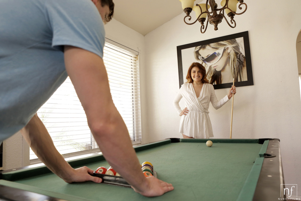 Alex D用他的球杆在台球桌上操最性感的对手Adria Rae