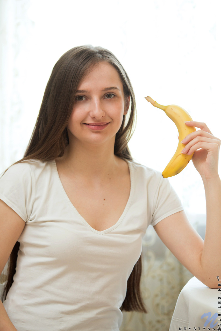 المراهقة الحلوة Krystyna تكشف عن حلمات منتفخة وتمسح كس طازج جميل