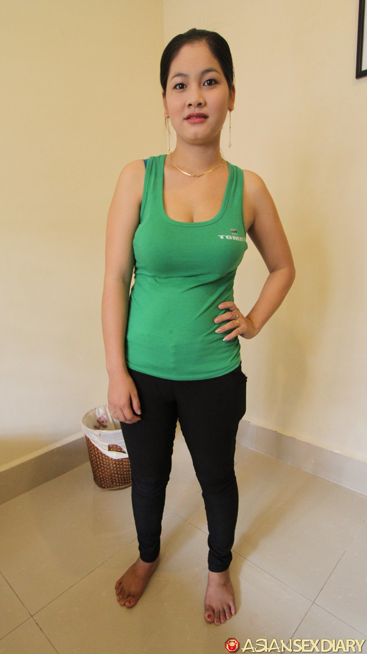 Полная Тайская Девушка Нга Показывает Большие Сиськи И Раздвигает Ноги Для Члена