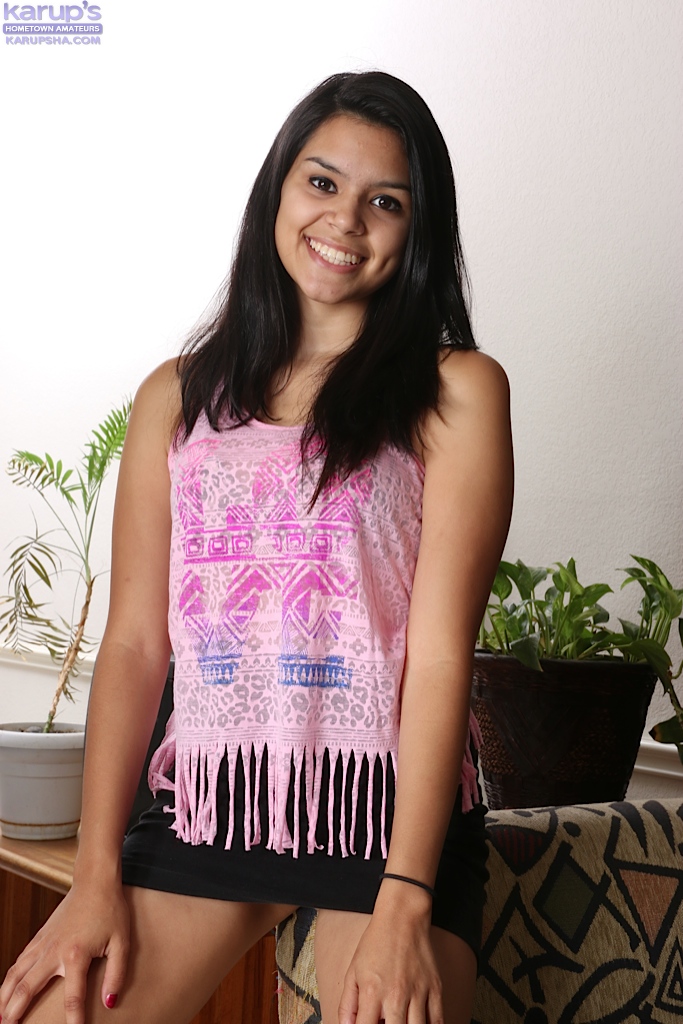 المراهقة اللاتينية سيلينا غارسيا تسحب شفاه كسها العارية قبل أن تدخل ديلدو