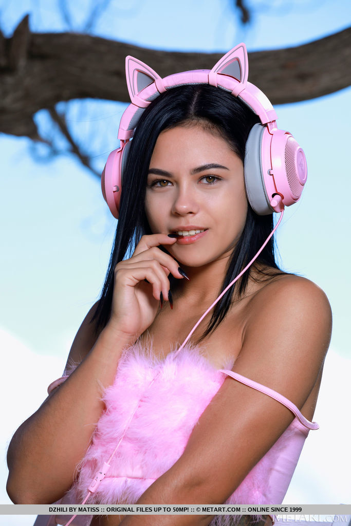 黒髪のティーン・ジリが海の崖で全裸になる