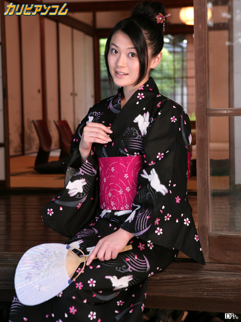 密かに茂んだマンコと小さな胸を見せる、愛らしい日本人形・中島京子