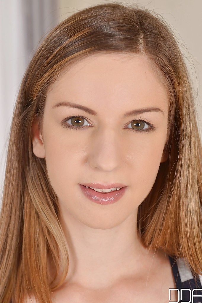 裸体少女斯黛拉考克斯展示女神身体