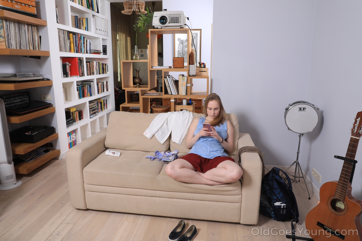 年轻白色女孩剃光阴道塞满巨大阴茎