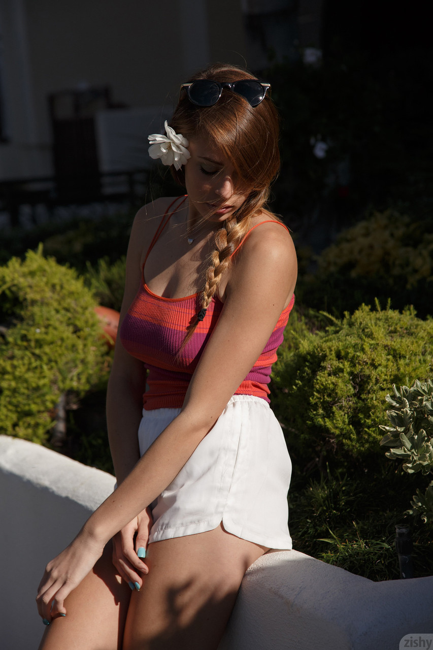 グレイシー・シブル、アメリカのティーン、セクシーな長い足で屋外で挑発