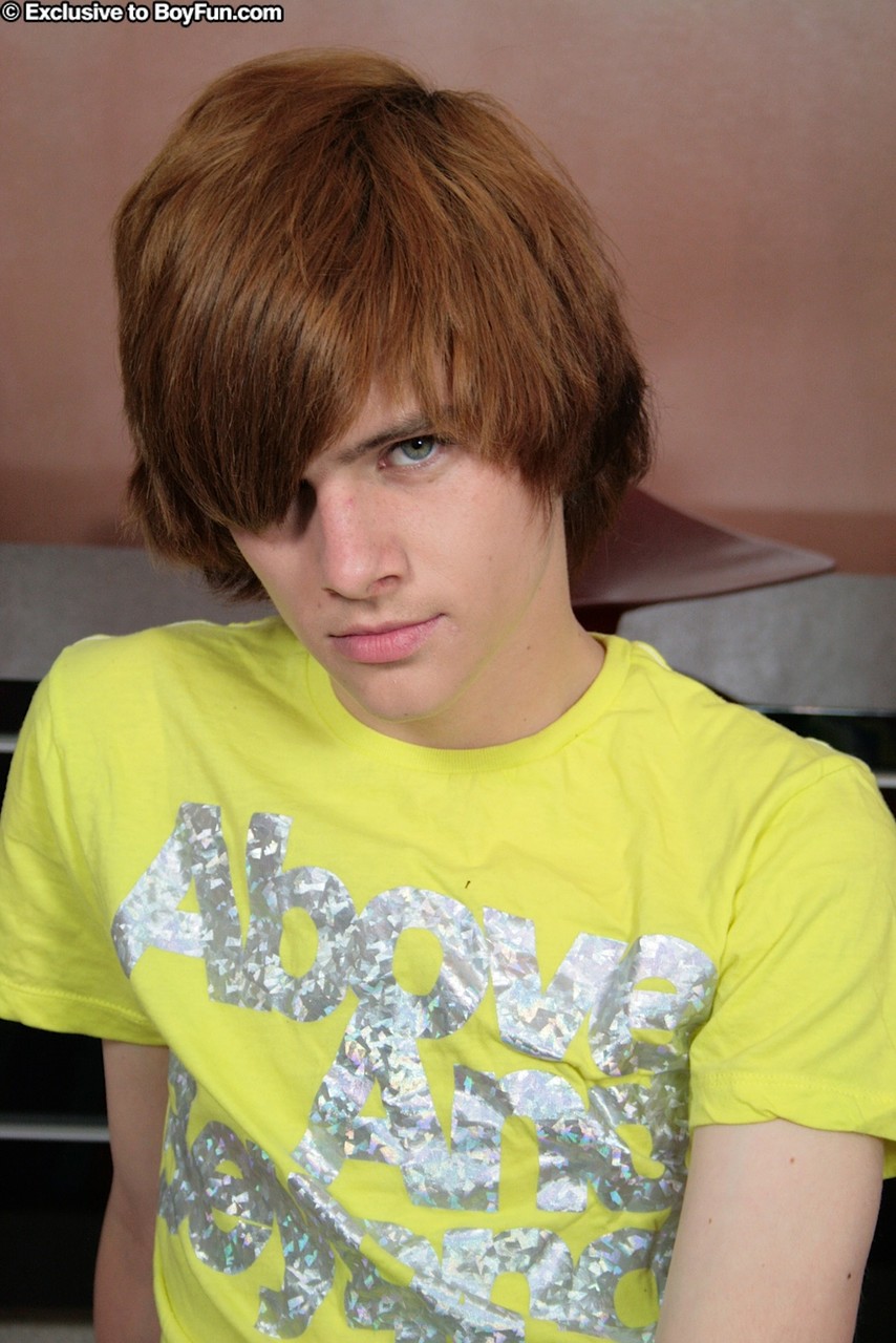 フランキー・ロックハートは小さなペニスを愛撫して射精する