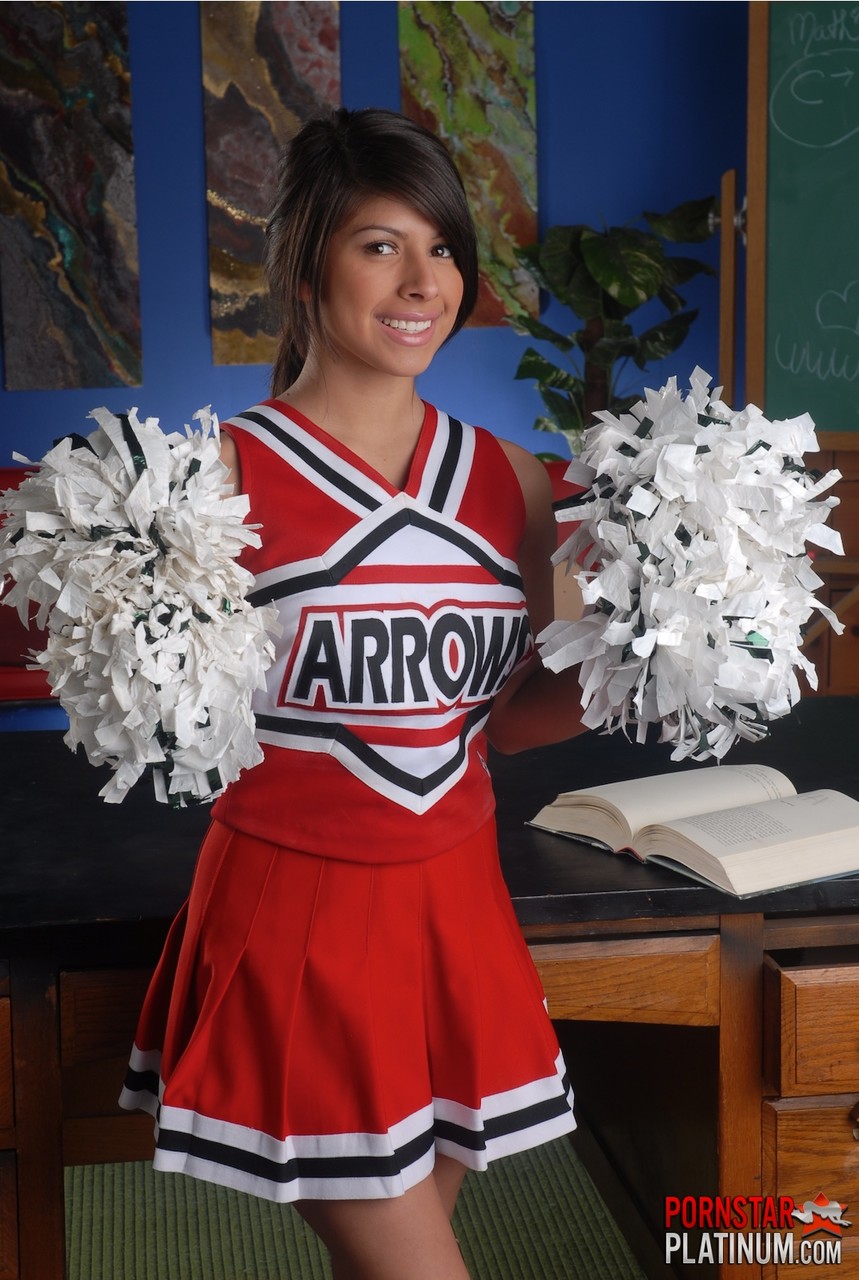 Лейла Роуз Чирлидер Раскрывает Огромные Грудь И Пальцы Пизды