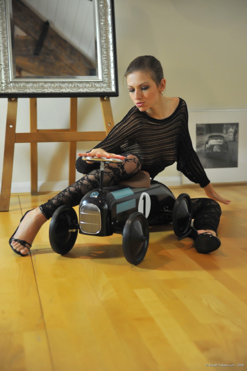 सुंदर Milf Eufrat ऊंची एड़ी के जूते में बहुत ही प्रलोभनपूर्ण तरीके से नग्न हो जाती है