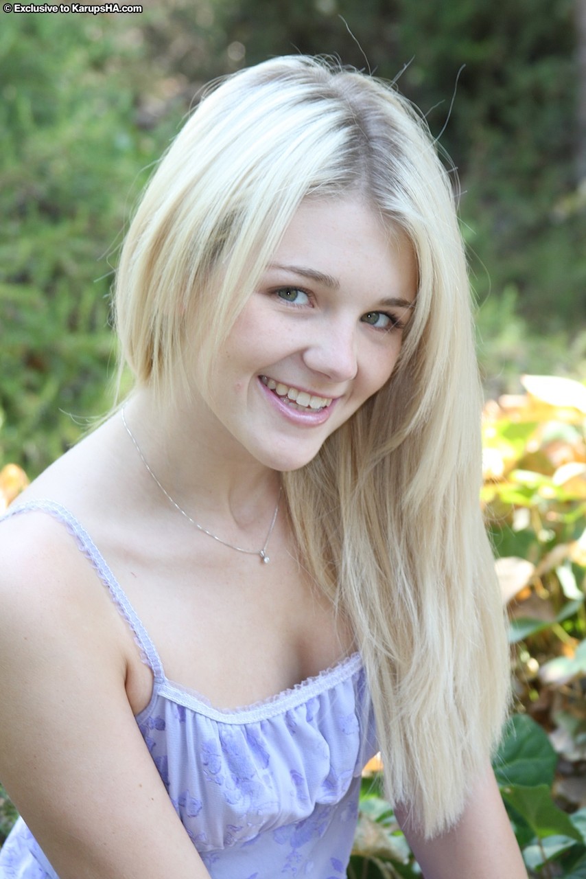 Joven Holly Van Hough Extiende Coño Afeitado En Un Striptease Al Aire Libre