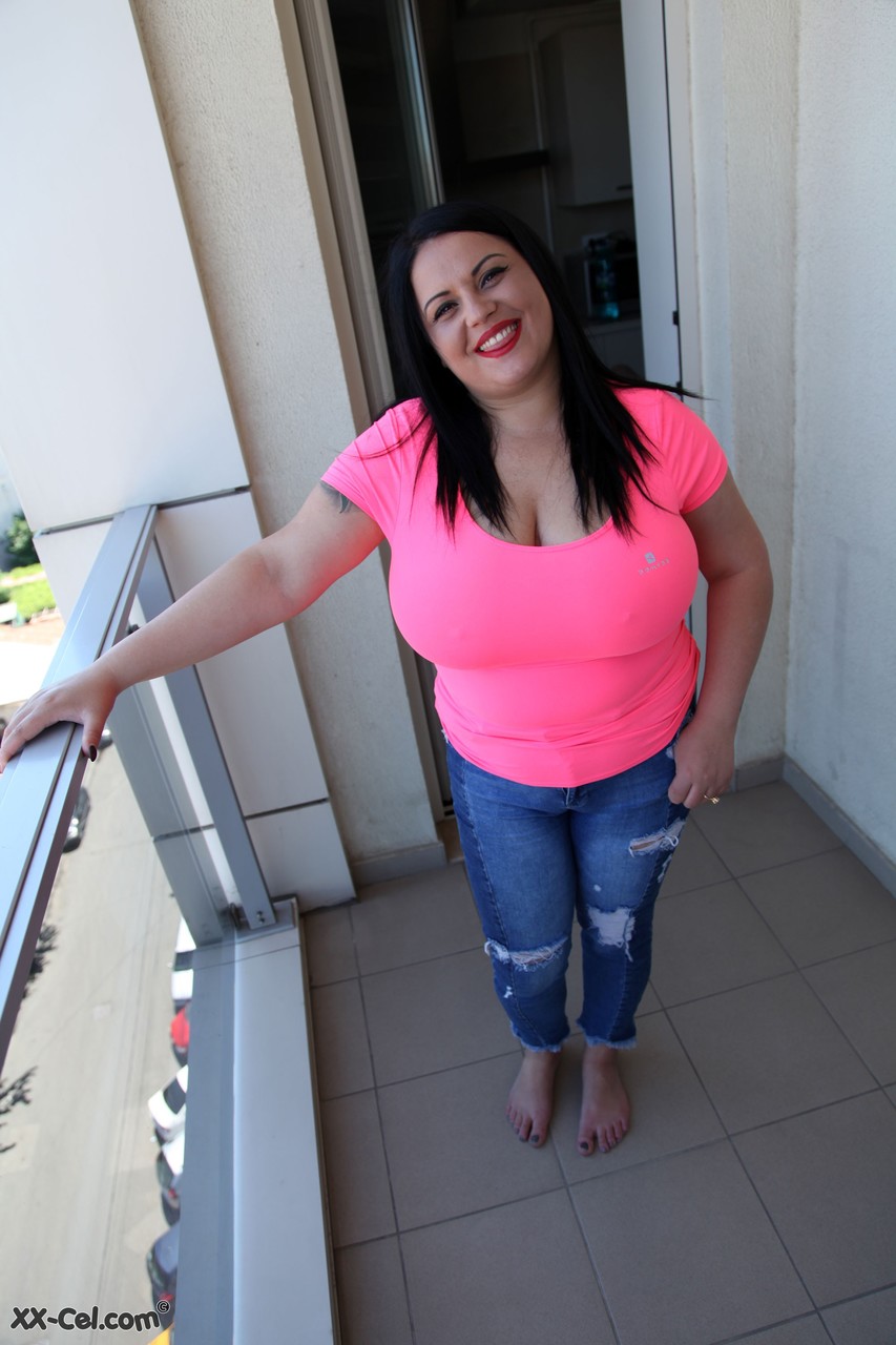 Amatrice Bombe Pécheresse Kate Expose Ses Énormes Seins En Fumant