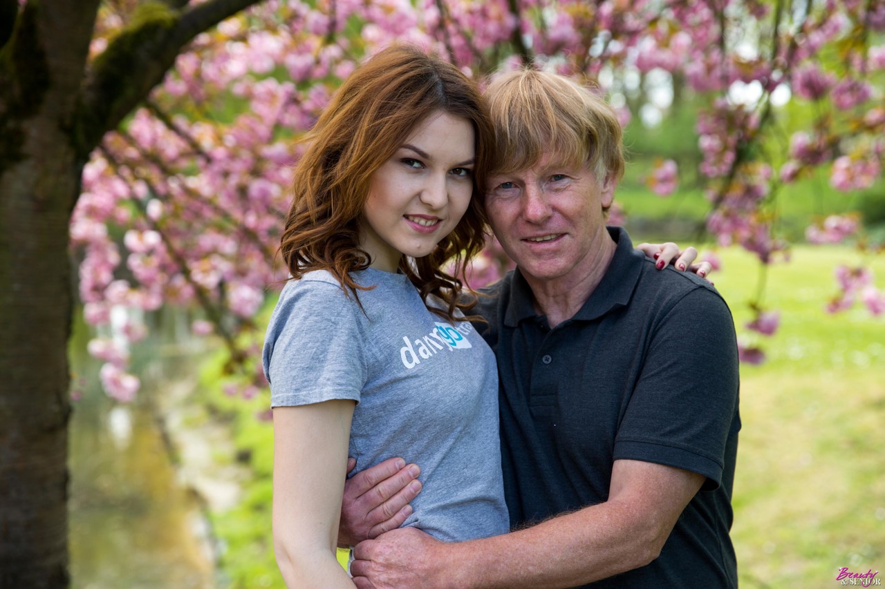 黑发少女阿莱格拉被老人抓胸