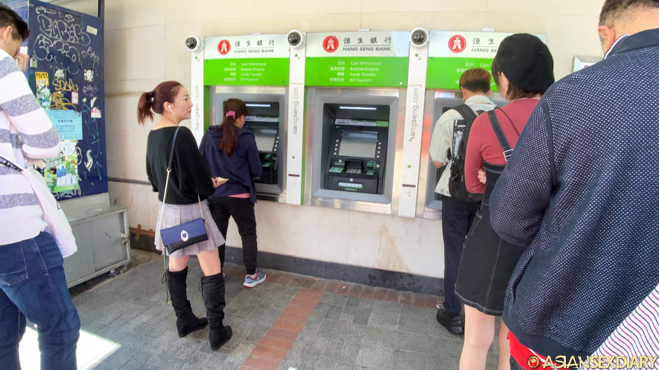 美しいアジアの美少女 King D がハードコア POV セックスのために全裸に