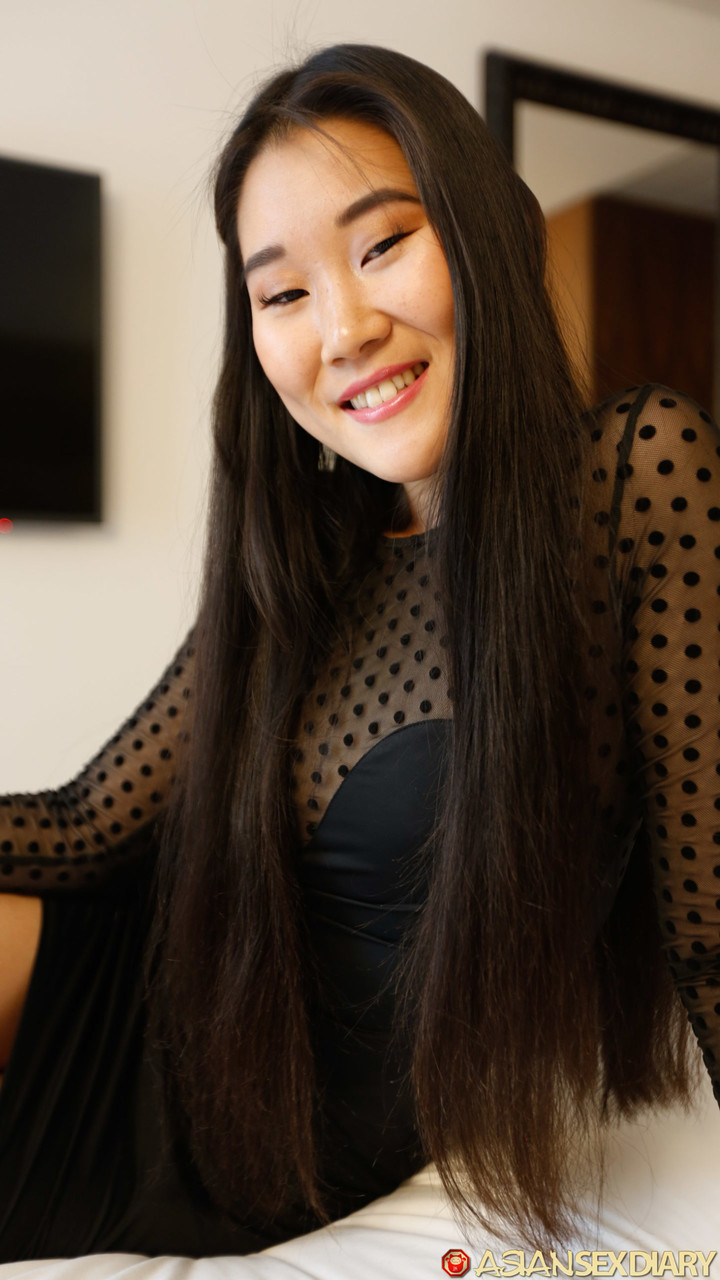 小柄なアジアのベイビー・ファンBが素敵な白いチ○ポを崇めて跨がるPOV