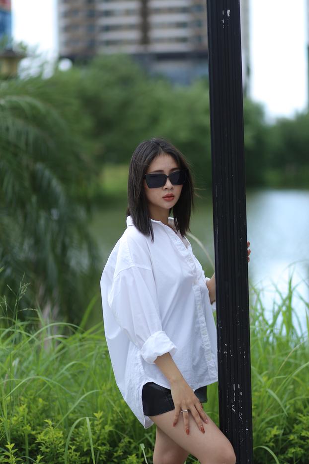 迷人亚洲美女Rosy户外穿白衬衫和短裤摆姿势