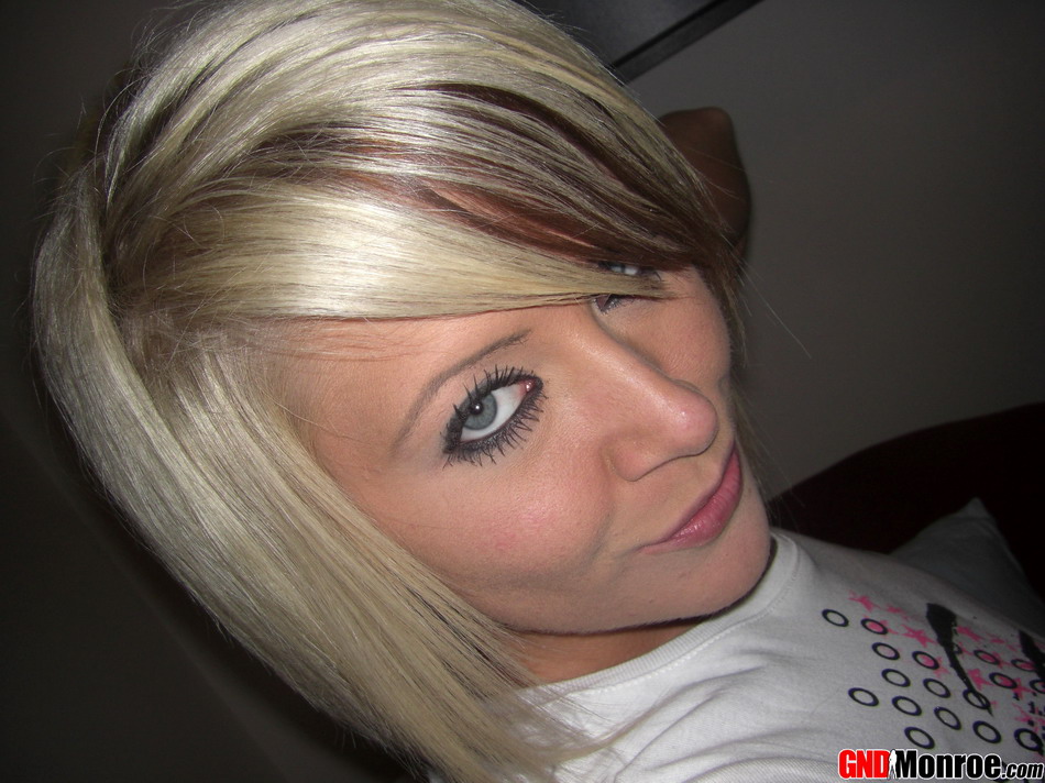 金髪素人がソロアクション中に非ヌードの自撮りを撮る