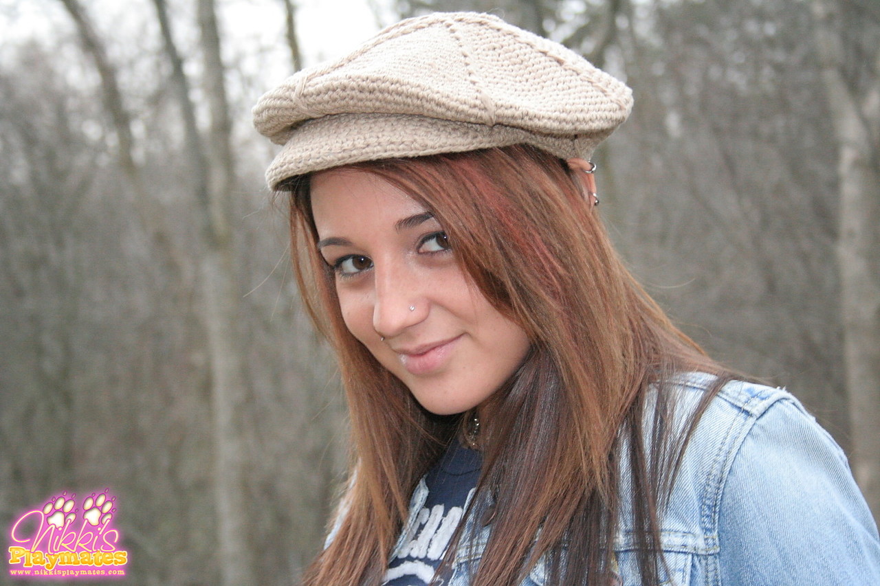 एमेच्योर निक्की सिम्स इनडोर और आउटडोर थोंग बिकिनी गीली शर्ट में छेड़ती है