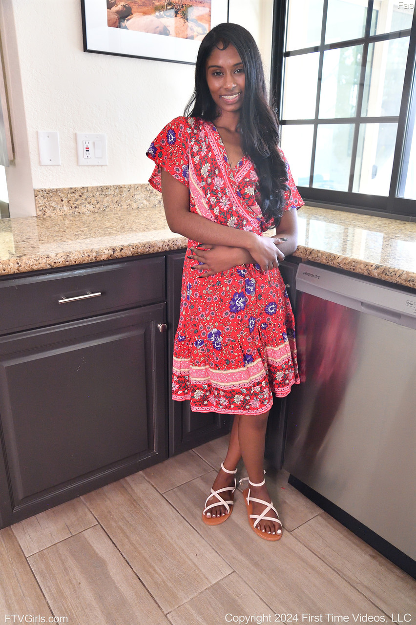 विदेशी शौकिया किशोर फे रसोई में अपने कपड़े उतारती है और अपनी काली चूत में डिल्डो का उपयोग करती है