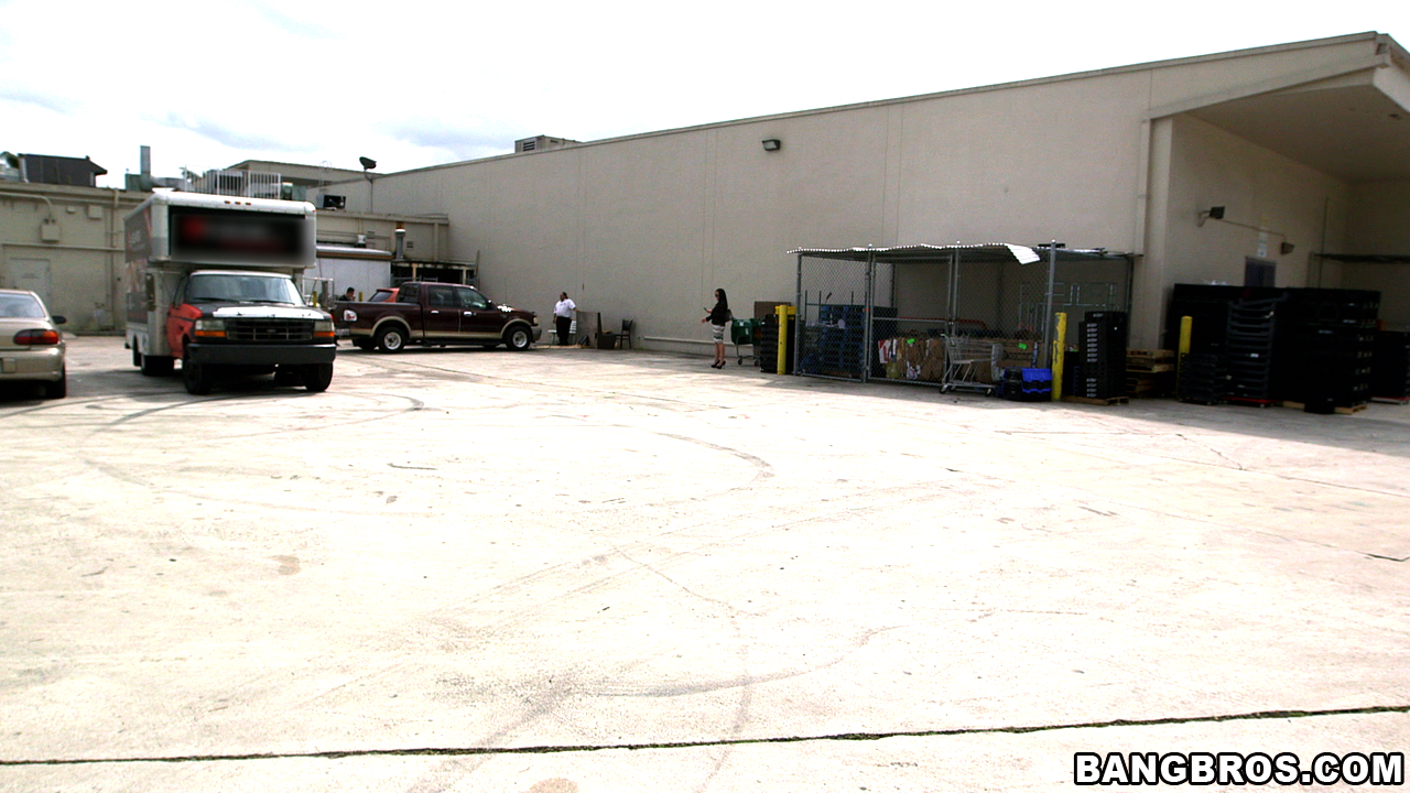 Schwarzhaarige Teenagerin Isabella Madison Mit Großem Arsch Wird Auf Dem Rücksitz Gefickt