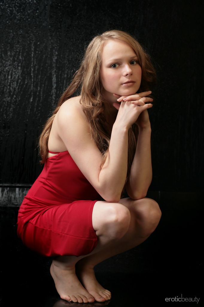 張りのある十代のミア・Cが赤いドレスから胸とスベスベの割れ目を露出