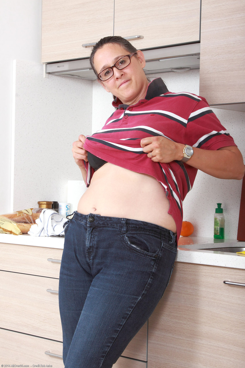 Dicke Milf Suzanne Streift Sich Aus Um Ihre Haare Pussy Zu Zeigen