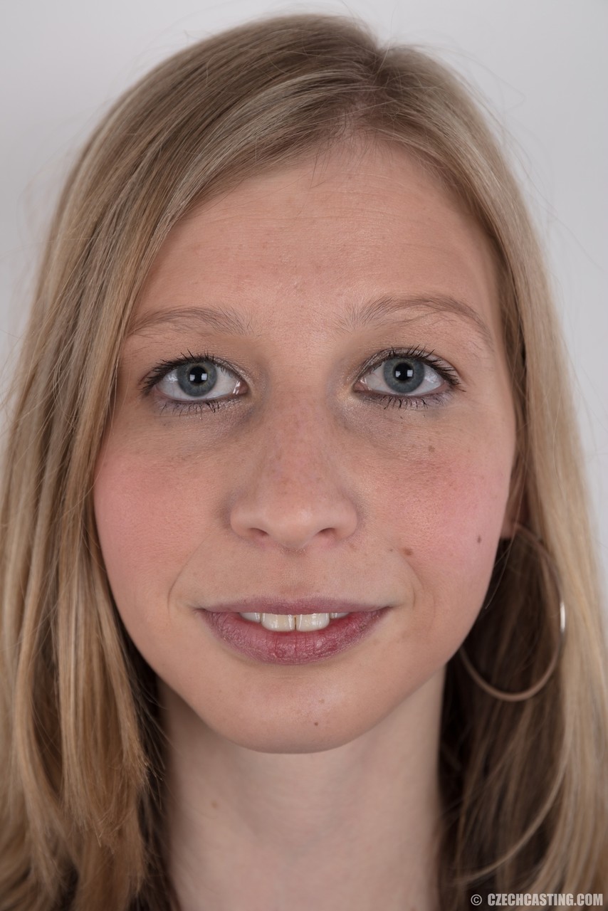 ब्लोंड किशोर दानियेला नग्न मॉडलिंग के लिए ऑडिशन के लिए कपड़े उतारती है