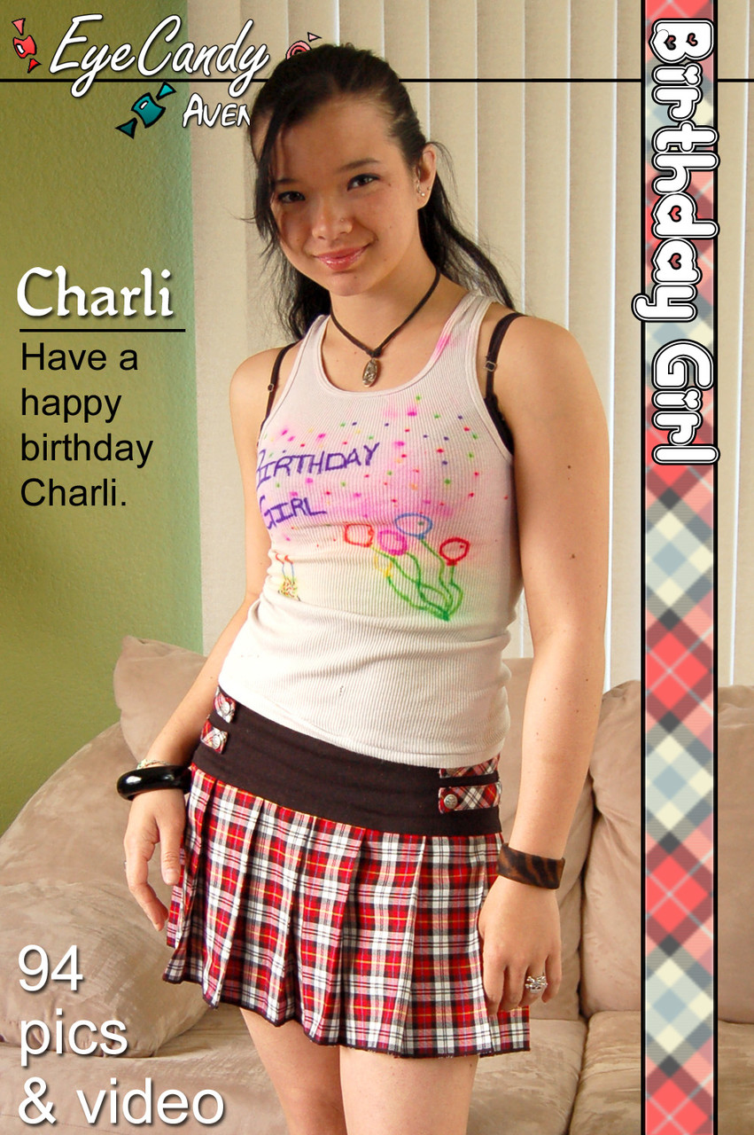 若い素人チャーリーが誕生日を祝いながら赤いヒールで裸になる