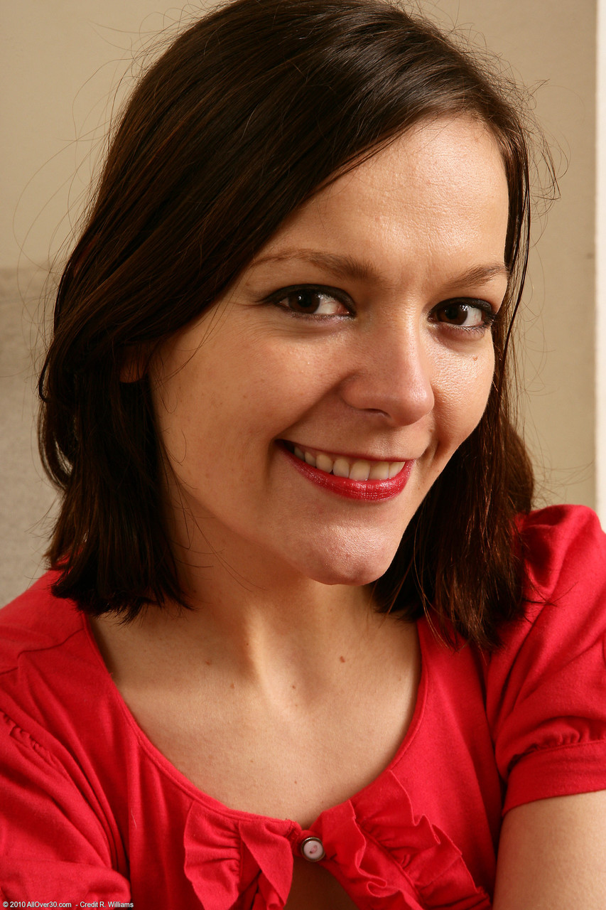 सेक्सी मिल्फ कैमिला स्टॉकिंग्स में गोल पुसी दिखाती है