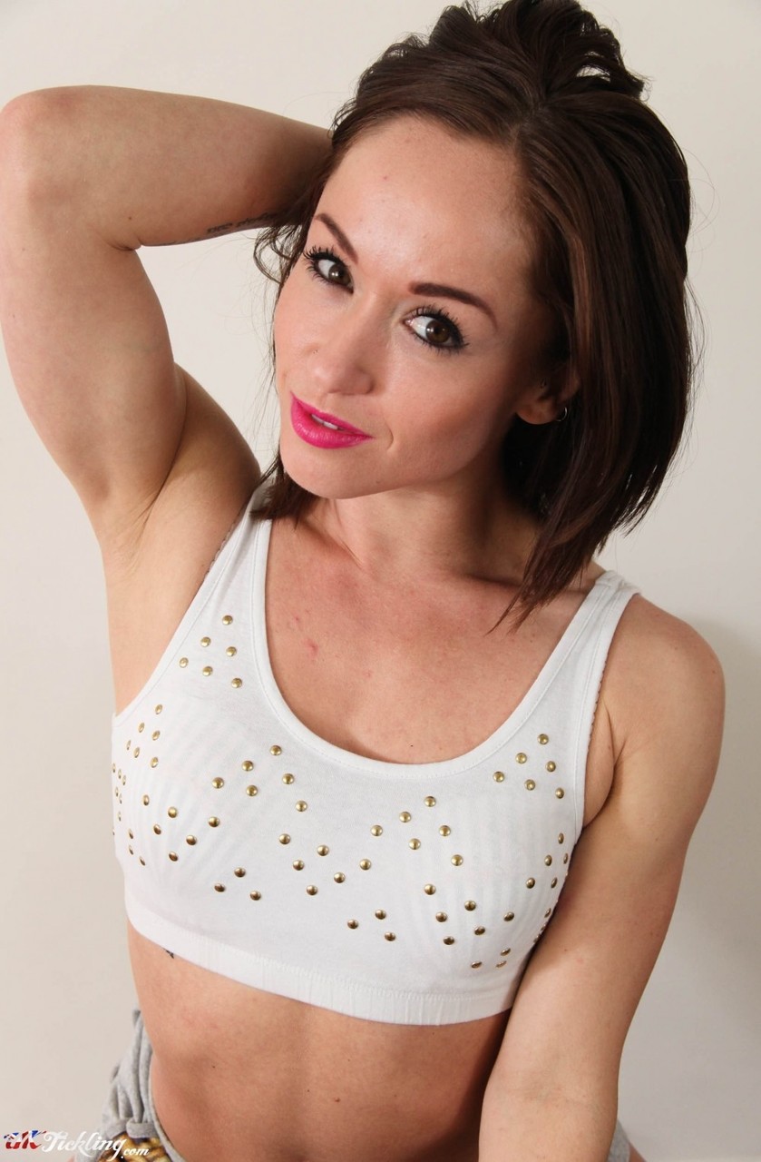 النموذج البريطاني الجميل كيكي ديڤين تلعب مع قدمين مغطاة بالجوارب