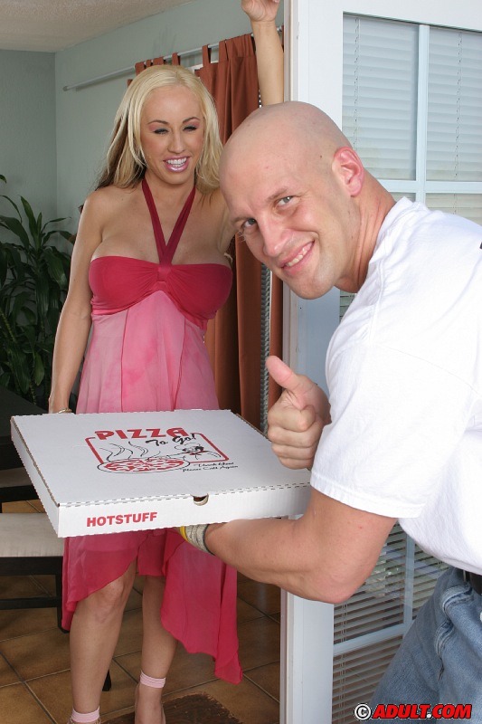 شقراء Milf تتمتع بمغامرات قاسية مع فتى البيتزا ذو القضيب الكبير