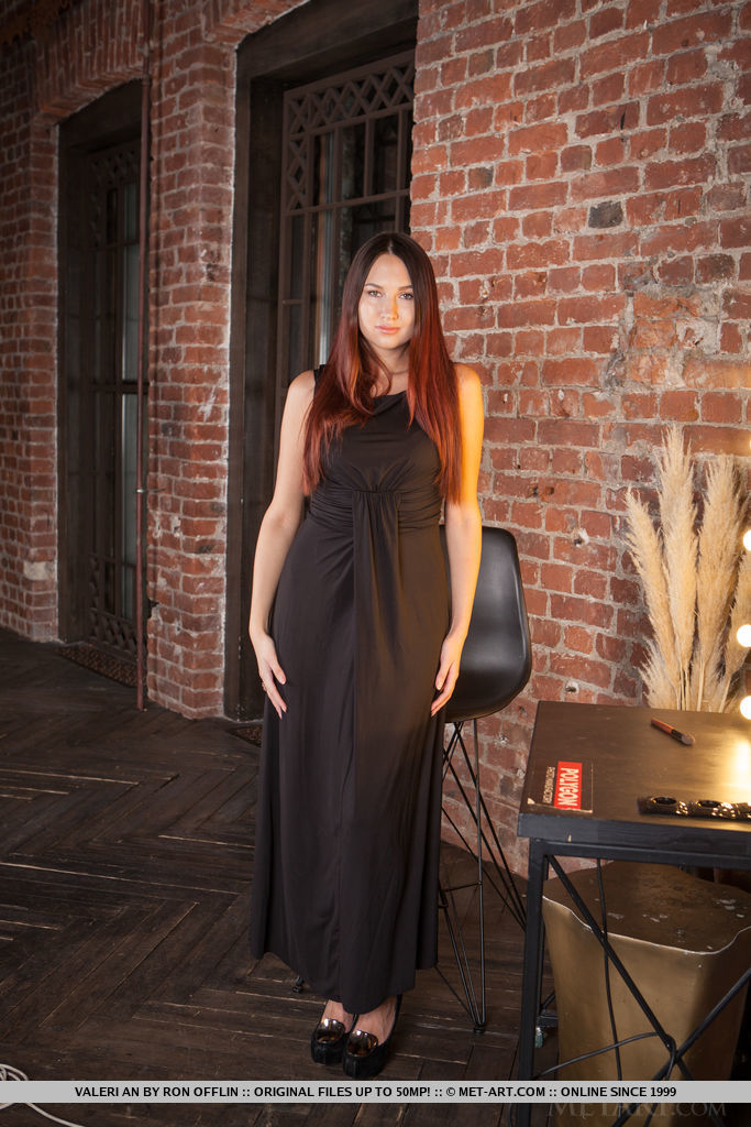 裸体少女瓦莱里安秀光滑的阴道