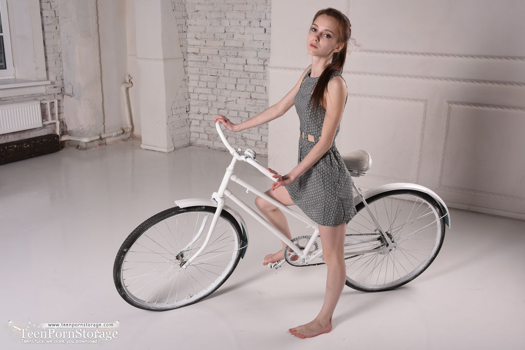 نماذج لابا شابات جميلات عاريات بعد ركوب الدراجات