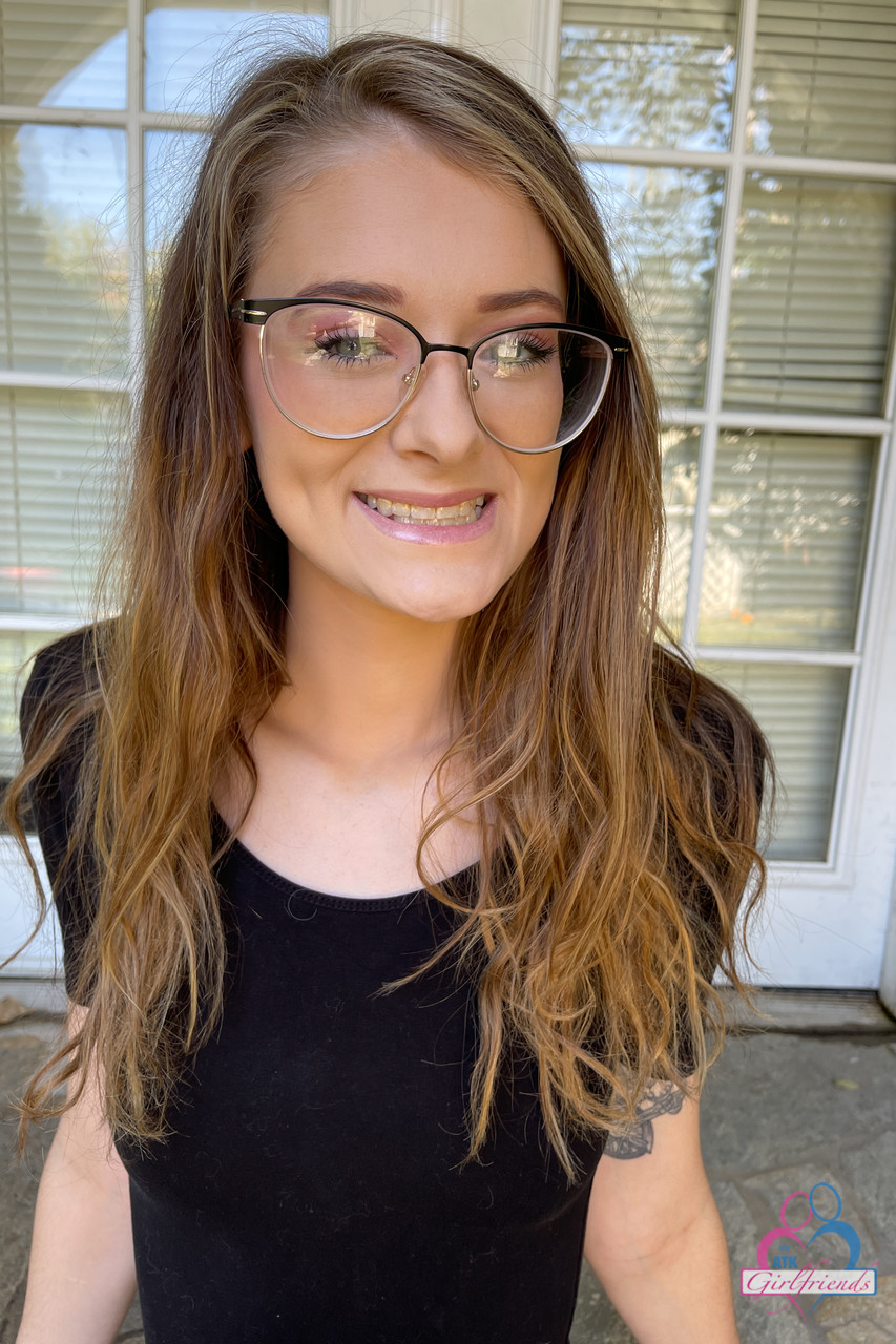 Séxy Amatrices Meloni Moon Montre De Petits Seins D'Adolescentes Et Des Lèvres Proéminentes