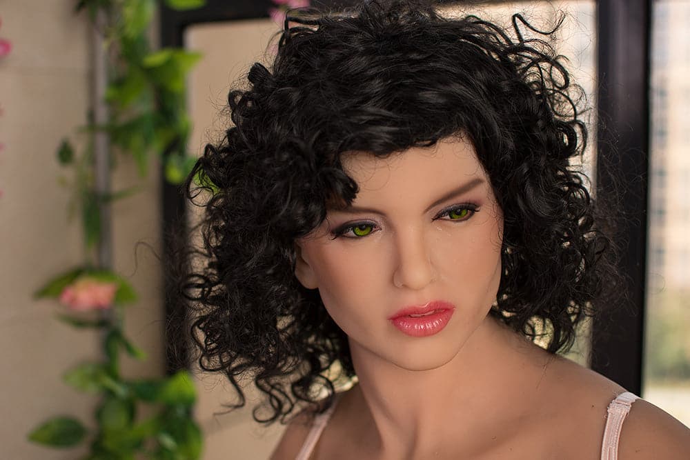 曲線的セックス人形が巨大な乳房を露出させながらセクシーなランジェリーで挑発する