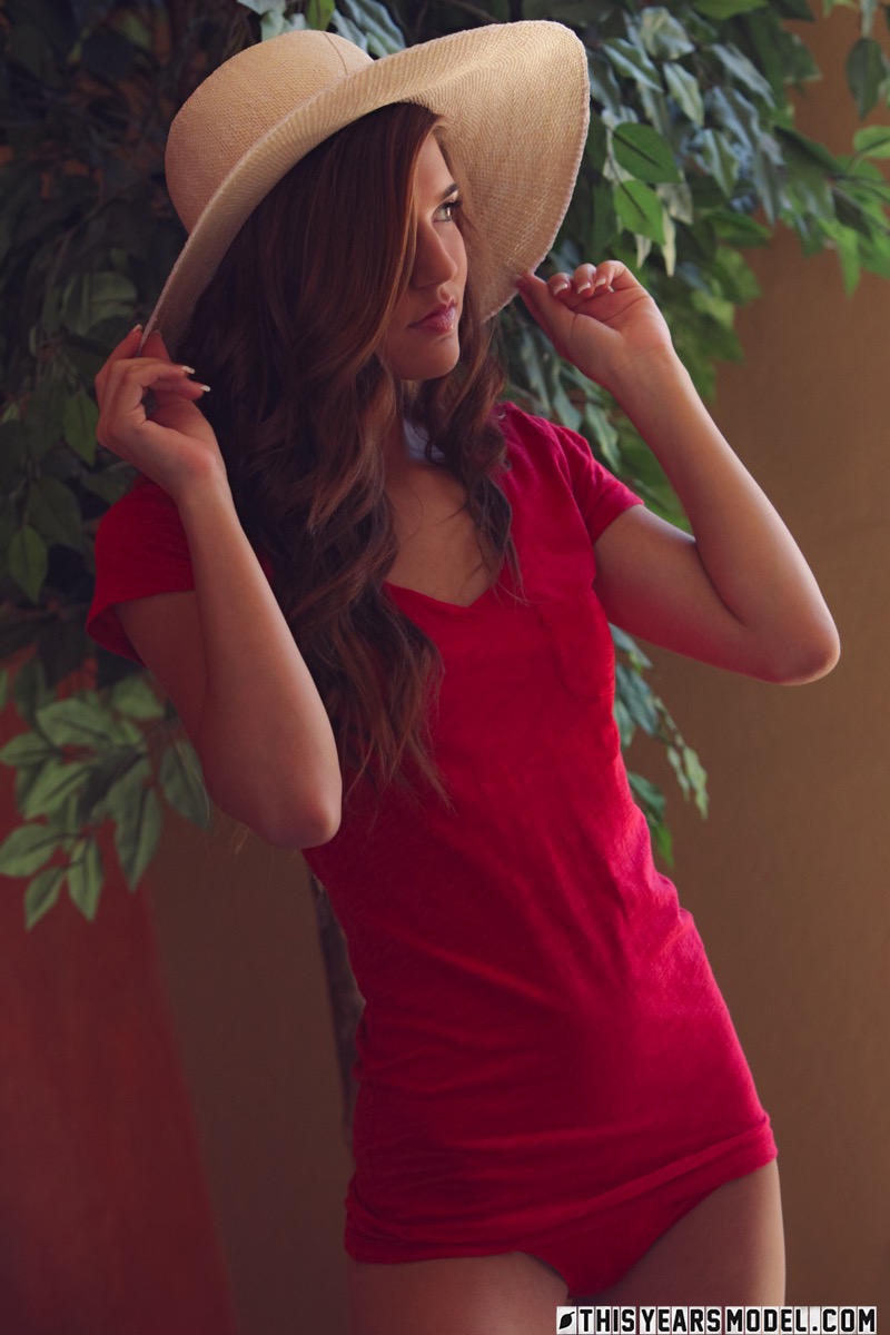 美しい少女トリニティ・ムーアが全裸になる