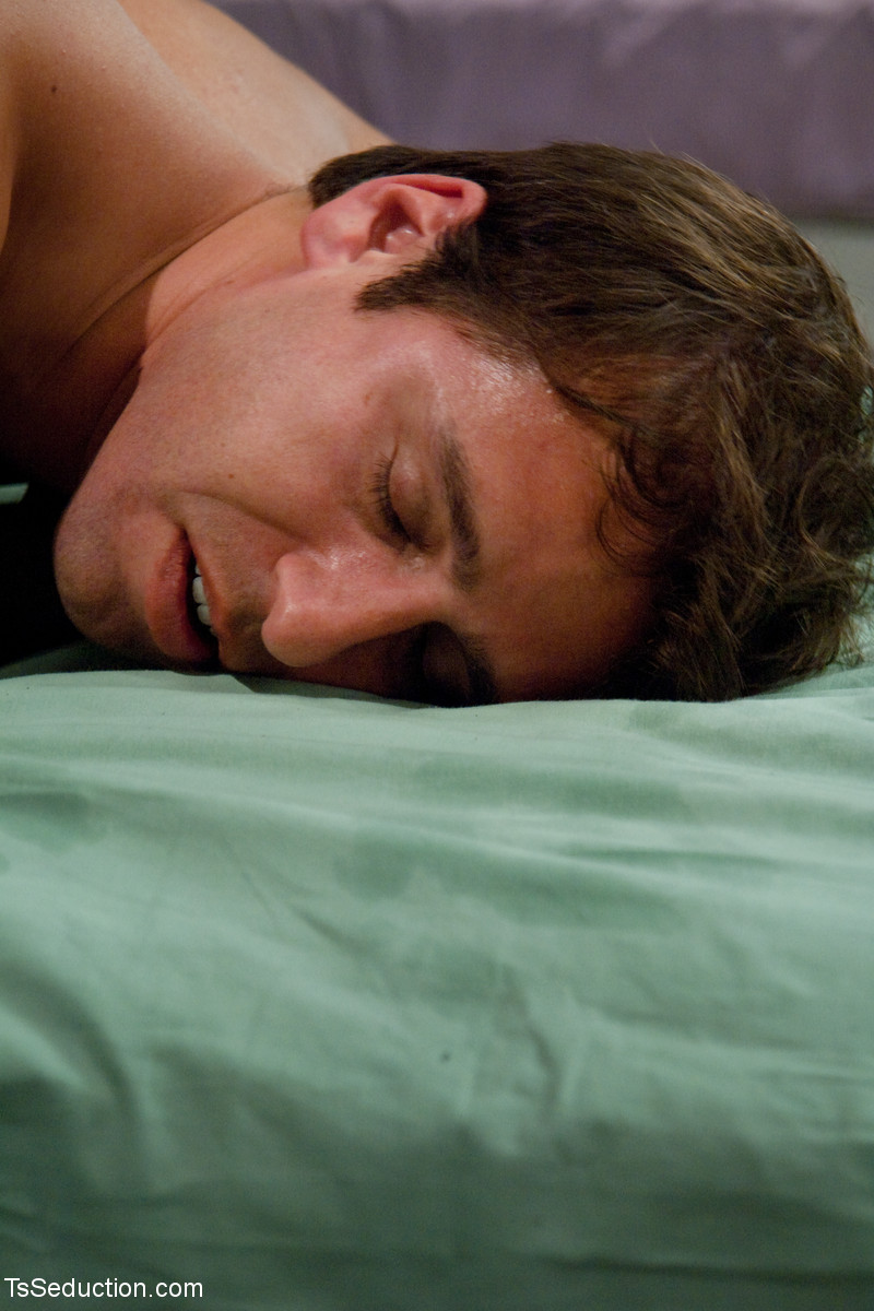 TSモルガン・ベイリーがヌードギャラリーで誘惑