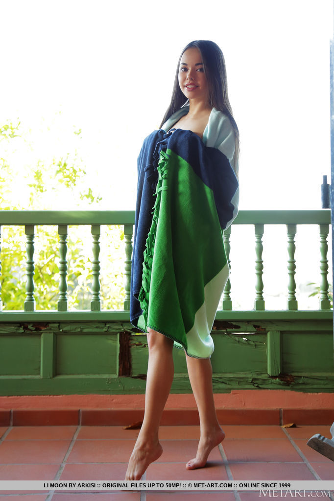 Li Moon がバルコニーでおっぱいとおまんこを見せる