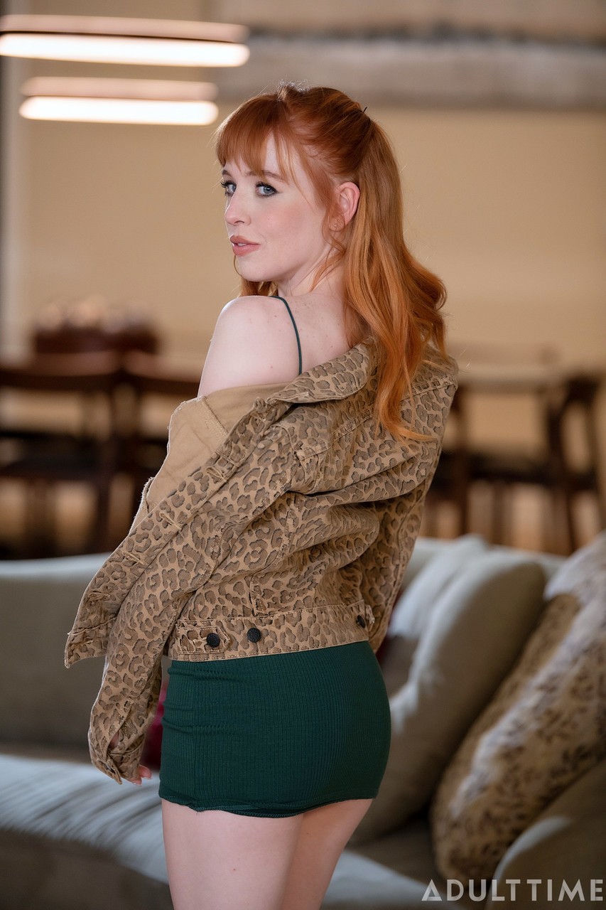 黑发熟女Syren De Mer和姜黄发少女Madi Collins共享黑屌