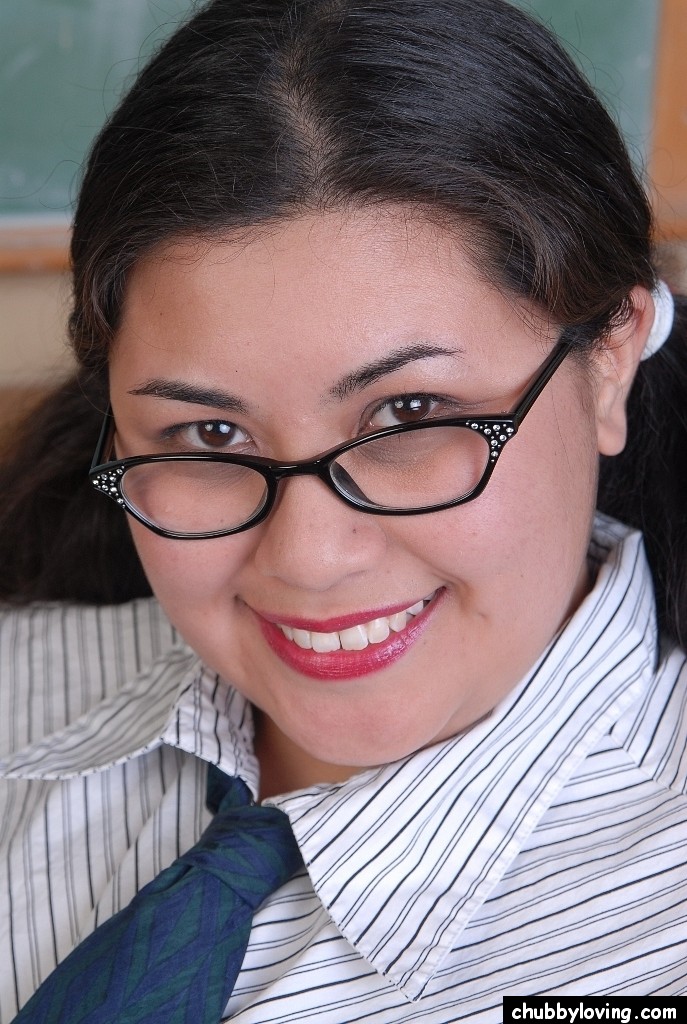 طالبة بدينة جداً بنظارات تفعل القذر في الفصل مع المهبل