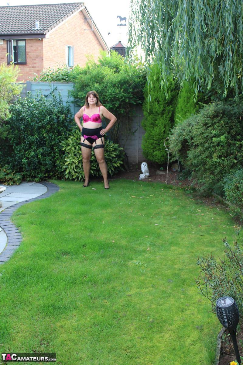 成熟したカサンドラ英国がパンティを横にずらして、彼女の性欲が高まったマンコを挑発する